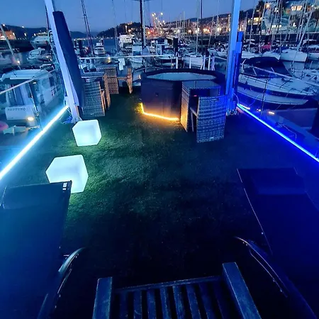 Barco-apartamento En El Nautico De 船上ホテル *