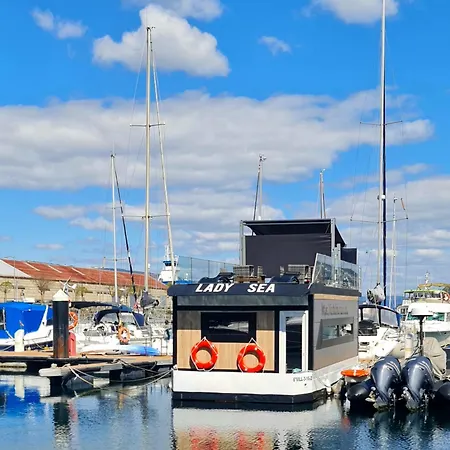 船上ホテル Barco-apartamento En El Nautico De *