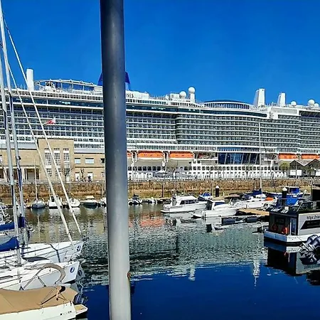 Barco-apartamento En El Nautico De