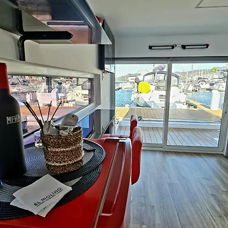 Barco-apartamento En El Nautico De *