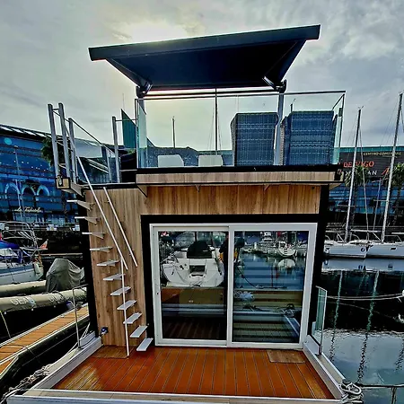 Barco-apartamento En El Nautico De *