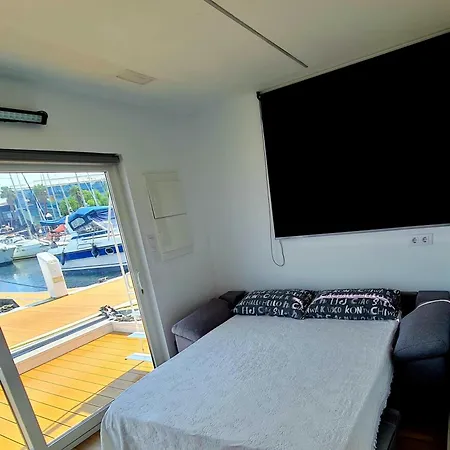 Πλωτό κατάλυμα Barco-apartamento En El Nautico De