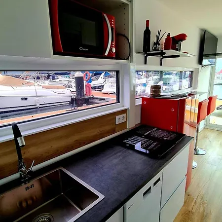 Barco-apartamento En El Nautico De 船上ホテル *