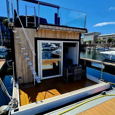 Barco-apartamento En El Nautico De