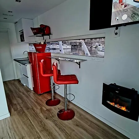 Barco-apartamento En El Náutico De *