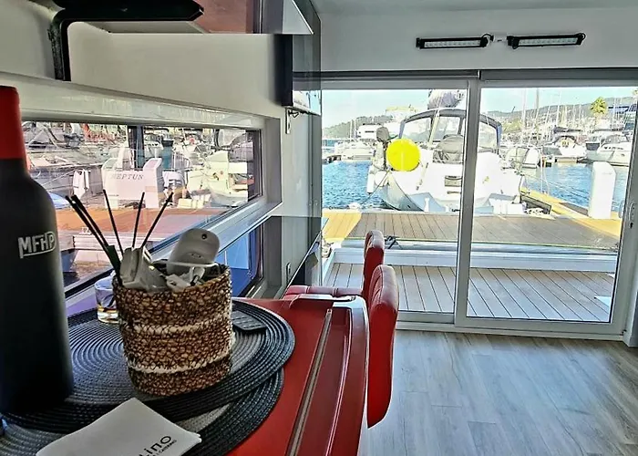 Barco-apartamento En El Nautico De *