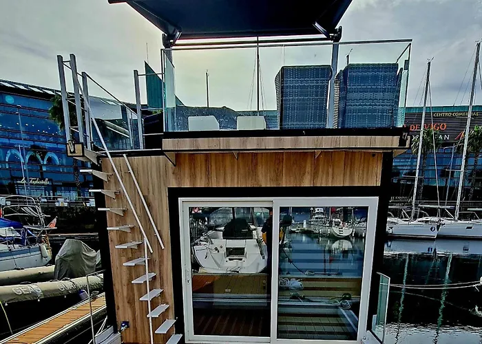 Barco-apartamento En El Nautico De *