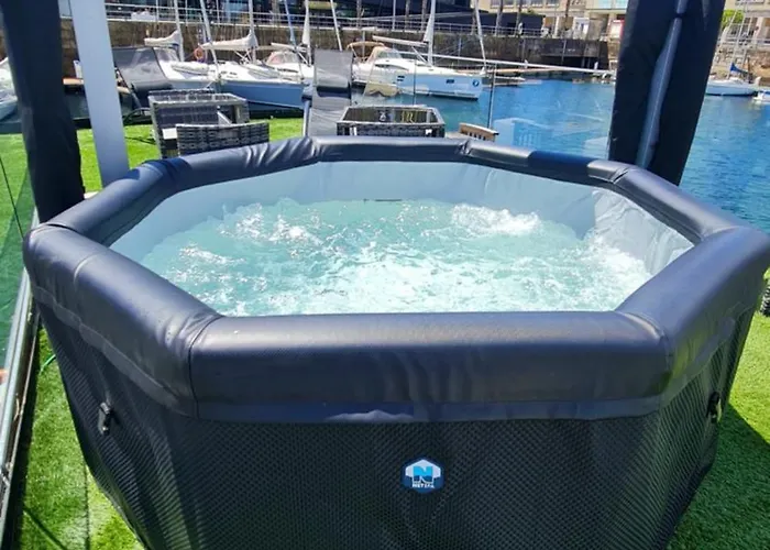 Barco-apartamento En El Nautico De *